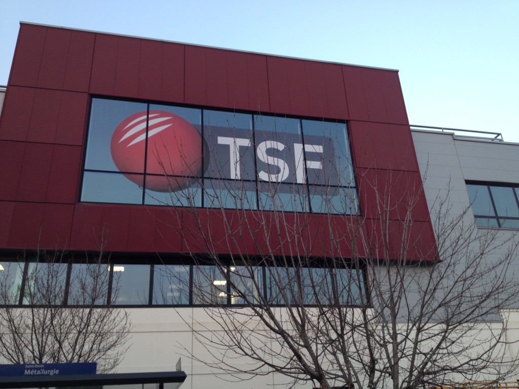 Façade réalisée en micro-perforé au siège TSF à Saint-Denis.