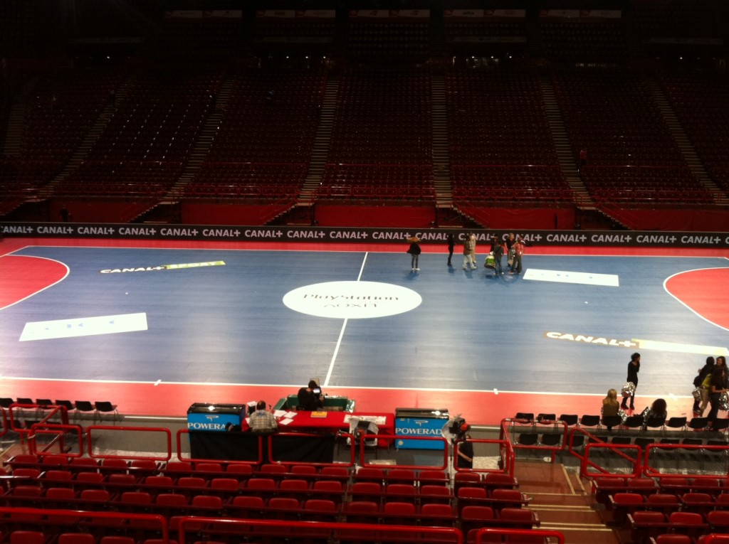Pose d'adhésif au sol pour le Futsal à Paris Bercy.
