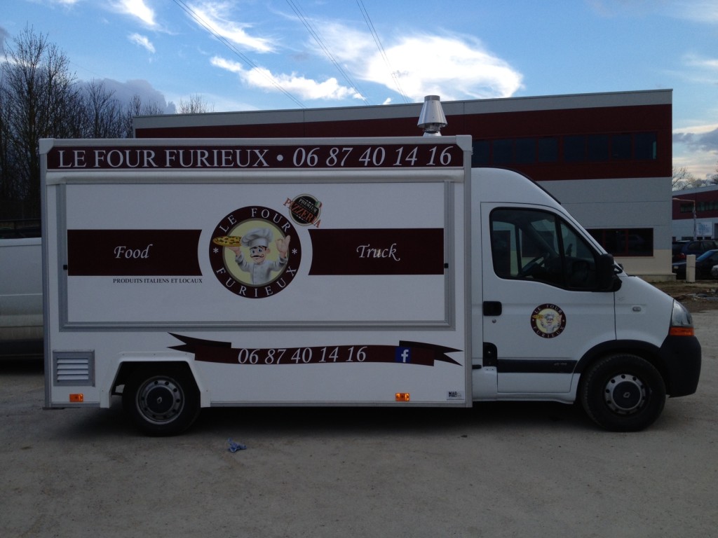 Marquage véhicule sur un camion pizza.