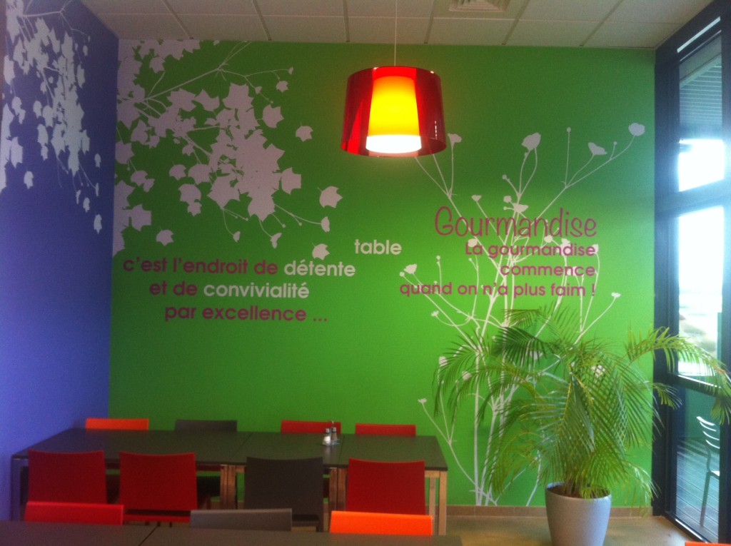 Décoration murale à la cantine du siège de Ludendo.
